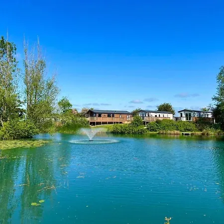 Chalet Lakefront Fishing Lakes 5 Star Country Park M Little Habton