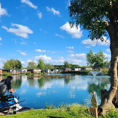 Lakefront Fishing Lakes 5 Star Country Park M * Little Habton