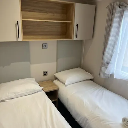 Chalet Lakefront Fishing Lakes 5 Star Country Park M *